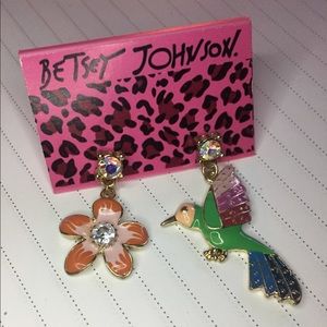 🌸🎀BRAND NEW BETSEY JOHNSON DANGLING EARRINGS🎀🌸